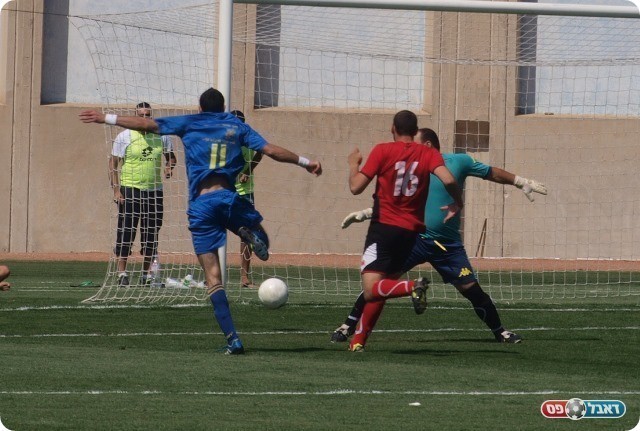 פתיחה חזקה. הכדור של אמיל אלייב בדרך לקורה. 