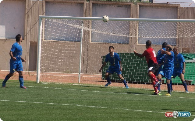 ודואק לא מצליח לכבוש בצד השני. 