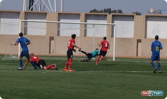 חולון ניסתה עוד. זיתוני לוקח את הכדור של אלייב. 