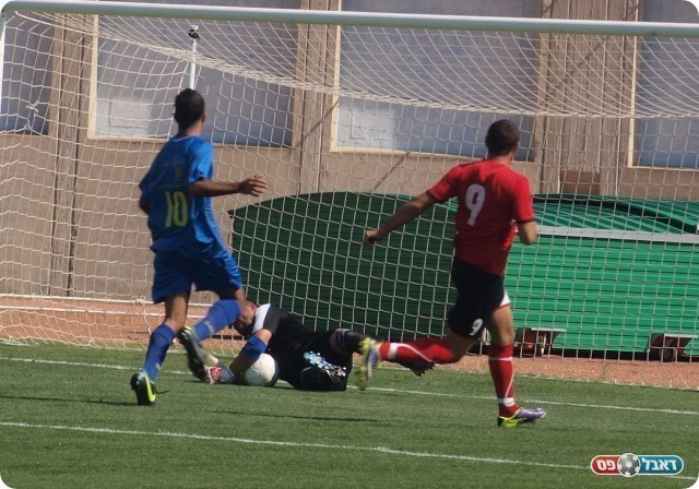 ורואה את קונפינו לוקח את הכדור. 