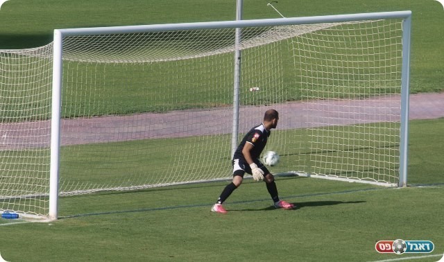 בן שנן מלווה את הכדור של אזולאי. 