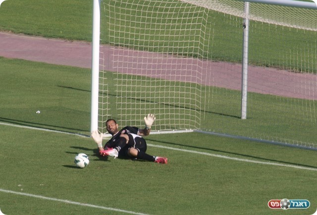 השאיר סיכוי קטן. בן שנן הודף את הפנדל של טואף. 