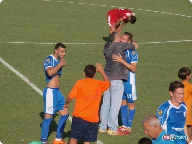 חגיגות הישארות. הבעלים, רביב ספיר, מתחבק עם בנו גל בסיום. 
