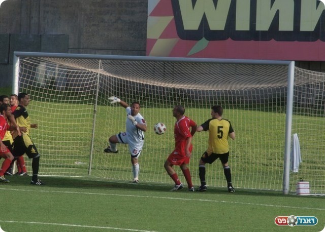 כמעט שוויון. הכדור של עופרי ניתז מהמשקוף