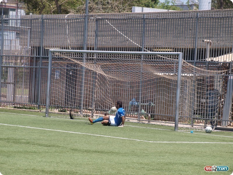 פנדל מוצלח. הכדור של פילוס ברשת (אלון יהודיוף)