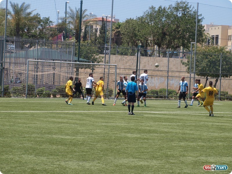 בית"ר ניסתה. הכדור של דוח עובר את החומה אבל לא מוצא את הרשת (אלון יהודיוף)