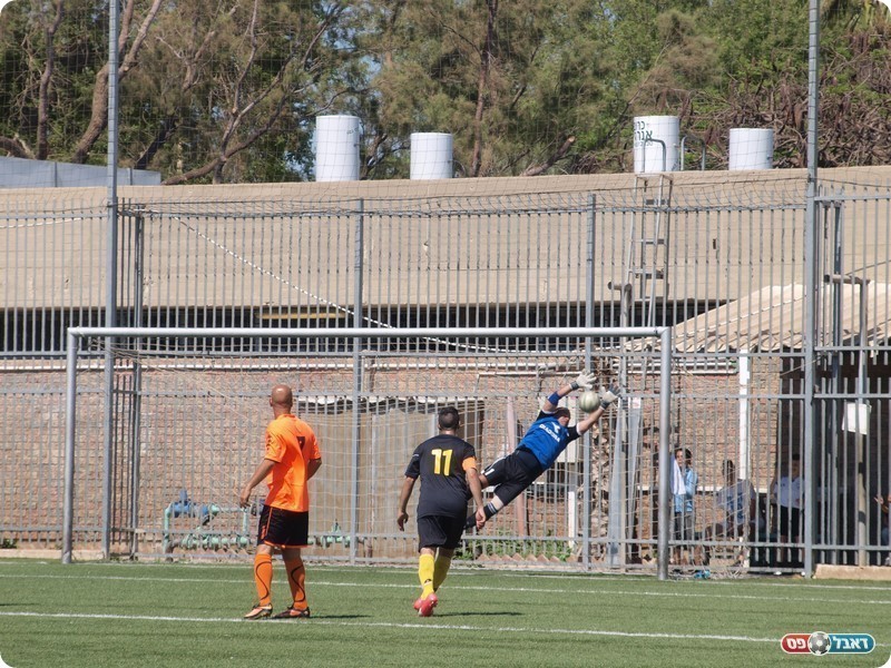 השער היפה במשחק. קונפינו נכנע לכדור של גיא צמח (אלון יהודיוף)
