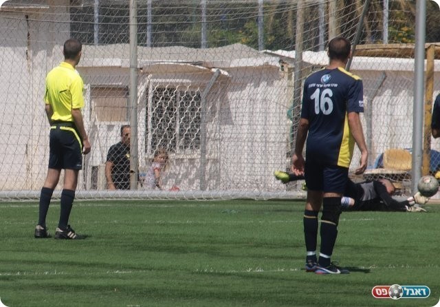 זמליאקוב עוצר את הפנדל. 