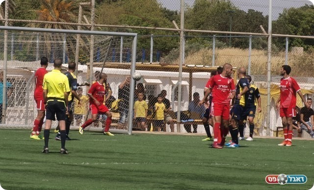 פרץ את הסכר. הכדור של אל אני בדרך לרשת.