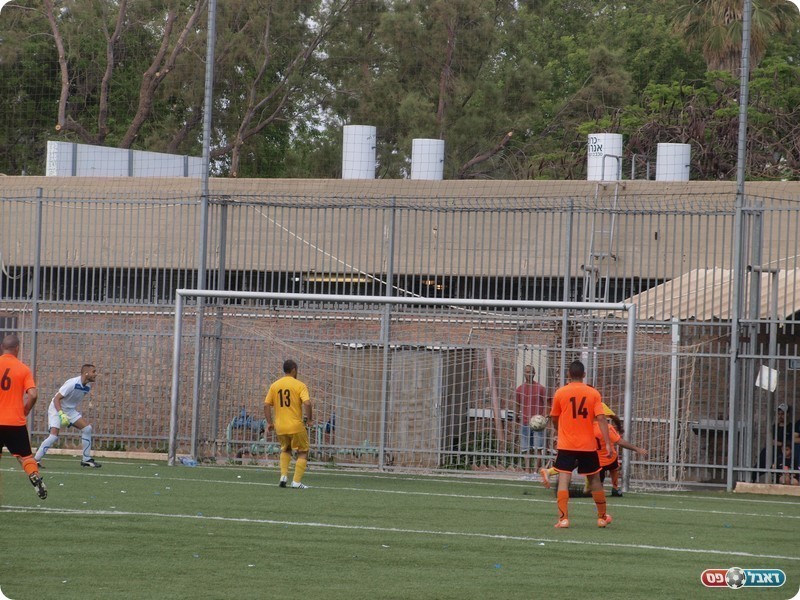 בן דוד (מוסתר) דוחק את השלישי (אלון יהודיוף)