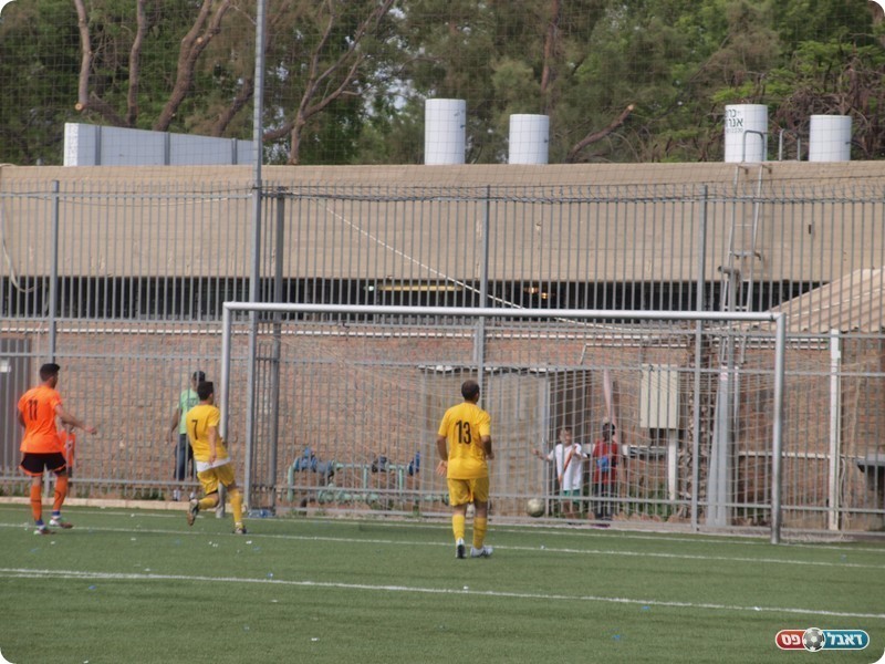 סגר עניין. לוי (11 בכתום) כובש (אלון יהודיוף)