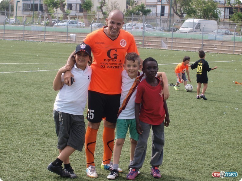 רק נכנס וכבר בישל. קובי רום (אלון יהודיוף)