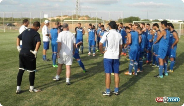 לחמן והשחקנים באימון אמש (צילום: עוז מלכה)