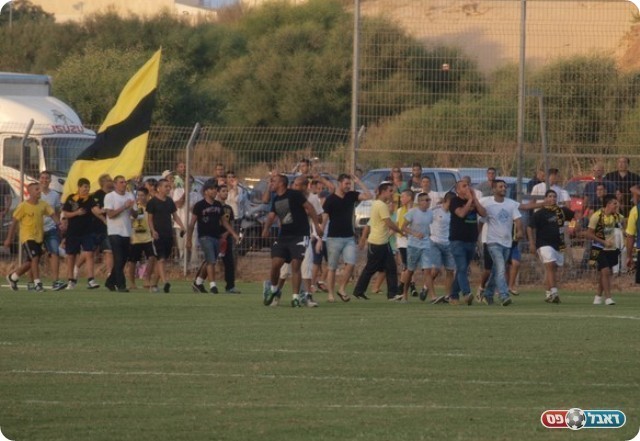 כמה הם חיכו לרגע הזה. הקהל של בית"ר פורץ למגרש. 