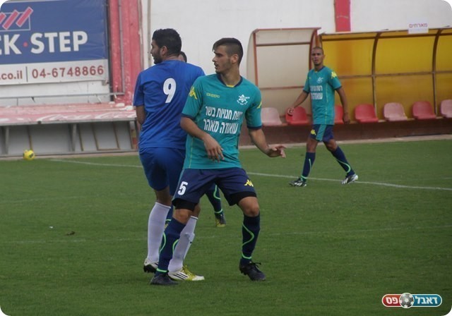 מתפרצות מהירות. אבי שחרור (בירוק) עוצר את קראקרה (צילום: אמיר שיבי)