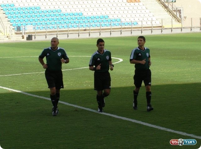 איחור של 25 דקות. השופטים (צילום: אמיר שיבי)