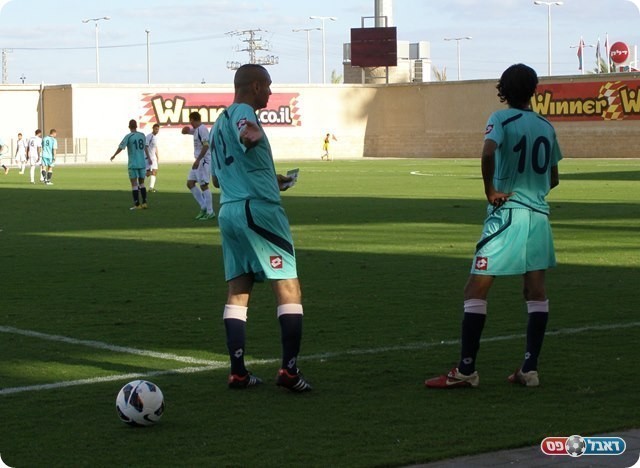 החילוף של המשחק. ברשישת ועוסמן נכנסים (צילום: אמיר שיבי)