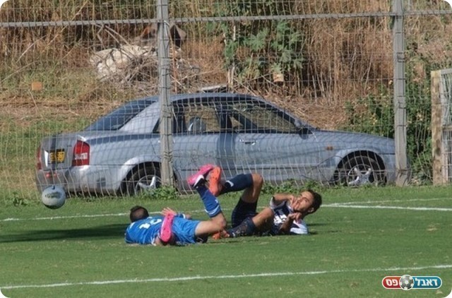 לא היה פנדל. אלבז (בתכלת) וחיון על הדשא. 