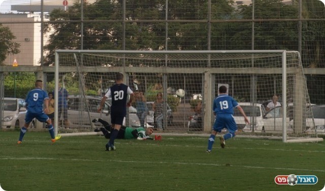 עוד החמצה של ר"ג. כהן הודף את הבעיטה של יחזקאל.