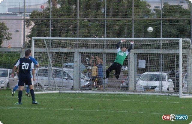 כמעט שער מהיר. הכדור של גרבולסקי לא מכניע את כהן. 