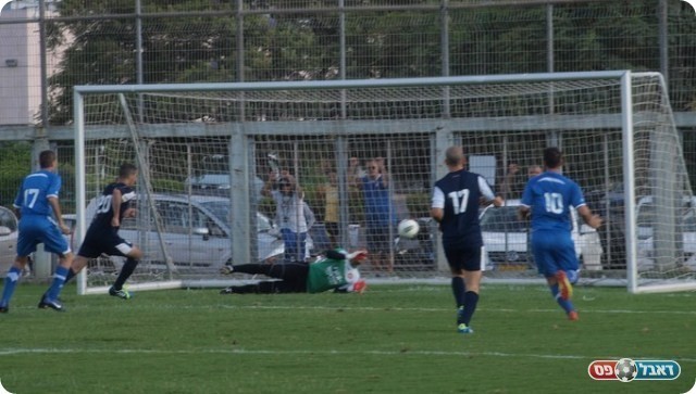 כמעט שער ניצחון. כהן הודף את הניסיון של שטרן. 