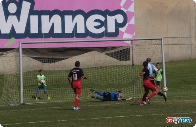 לא נכנס. צלביאנסקי הודף את הבעיטה של אוחנה. 