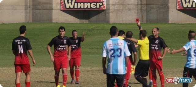 ולשורש (שני משמאל). 