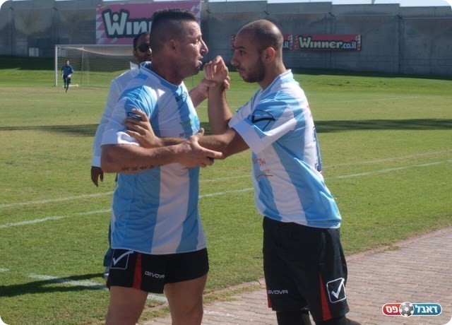 צחי לוי מנסה להרגיע את חלפון. 