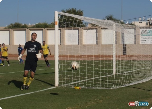 לא נכנס. הכדור של פוסטרמן הולך החוצה. 