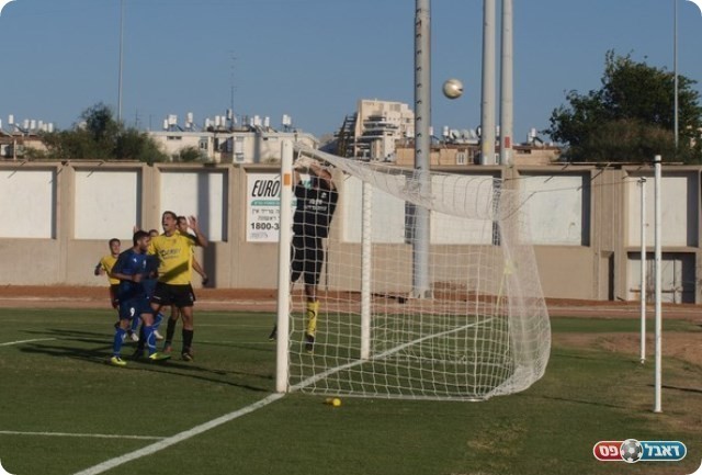 גם זה לא נכנס. הכדור של בסלי הולך גבוה3