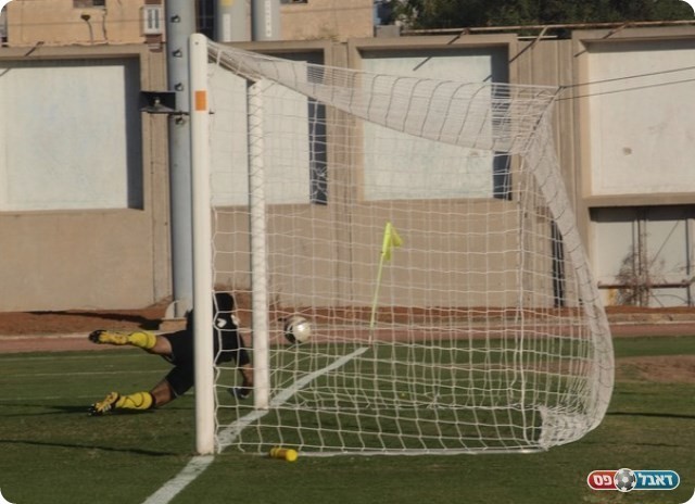 כמעט מהפך. מנקר הודף את הבעיטה של שמשי. 