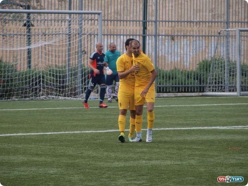 יתרון מפתיע. אסייג (מספר 7) חוגג עם שלמה.