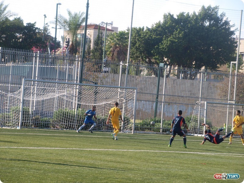 איזה גול. המספרת והכדור בדרך לרשת.