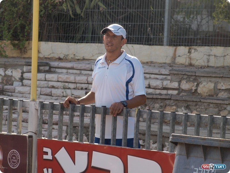 רואה את המשך המשחק מהיציע. שרון מרציאנו.