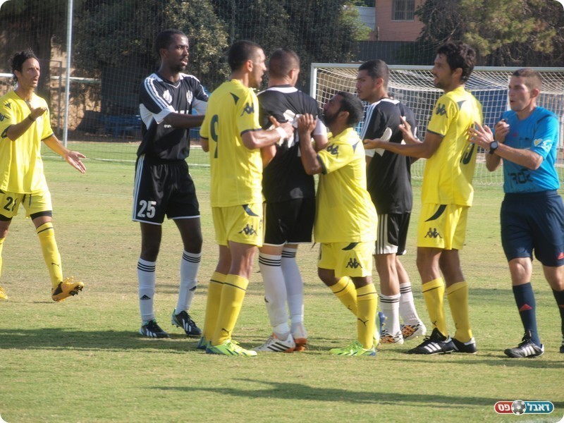 יאללא בלגאן. קריטי (במרכז בצהוב) כועס על משה.