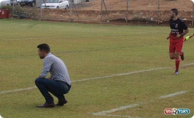 עכשיו באים? דין בכר בריצה קלה בדרך למגרש. 