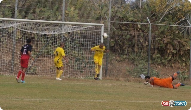 עוד החמצה של נחלת. רנדי מציל מהקו. 