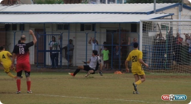 סגר עניין. פרנקו (4 בצהוב משמאל) כובש את השני. 