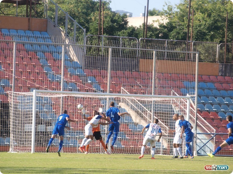 שוויון מהיר. בן חנניה (מספר 4) נוגח פנימה.