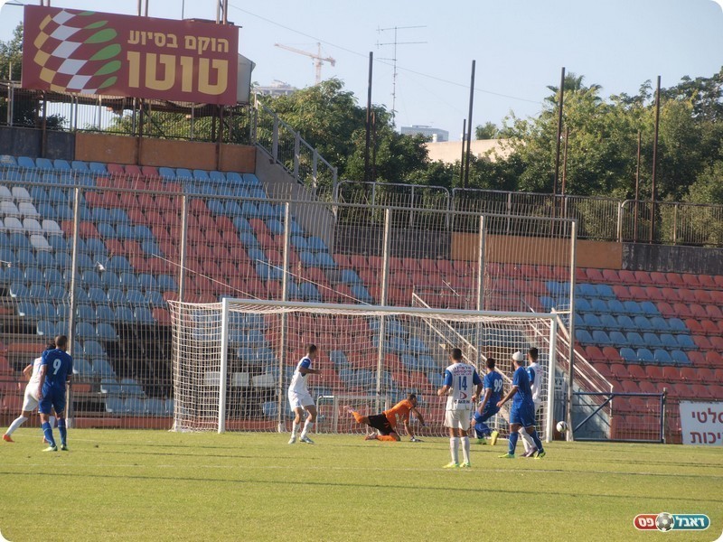 אך הכדור חומק החוצה.