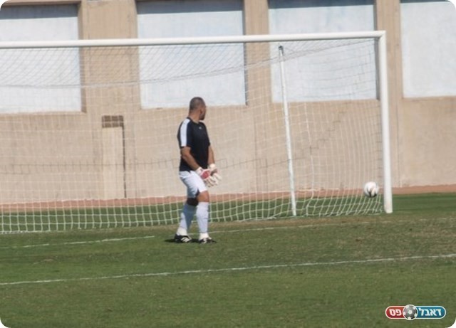 רק בקורה. הכדור של אלעד נחום לא נכנס. 