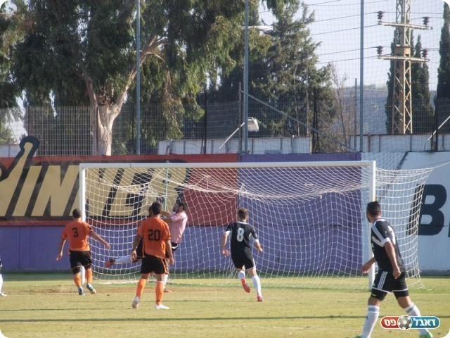 הדיפה גדולה. שערי שוב מונע מדגו את הראשון. 