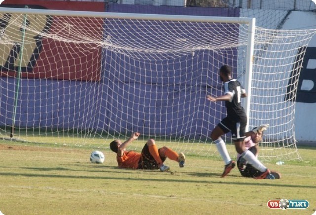 דגו בועט לרשת. 