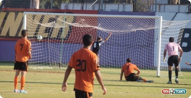 וננו ועקנין "גונב" לו את השער. 