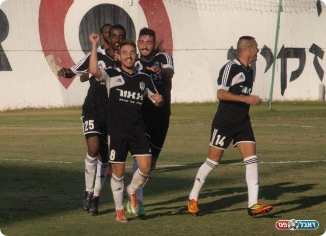 שחוגג עם החברים. 