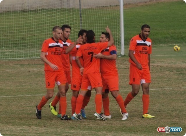 וחוגג עם החברים.