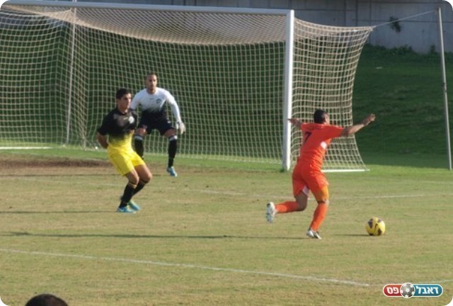 המהלך, שלב אחרי שלב. שרעבי בועט.