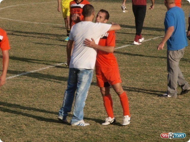 שחוגג עם סידס בסיום. 