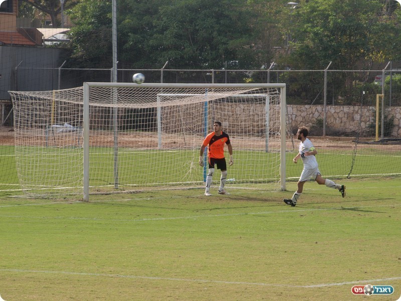 רק כמעט. הכדור של כהן צדק חולף על פי השער של רז (אלון יהודיוף)