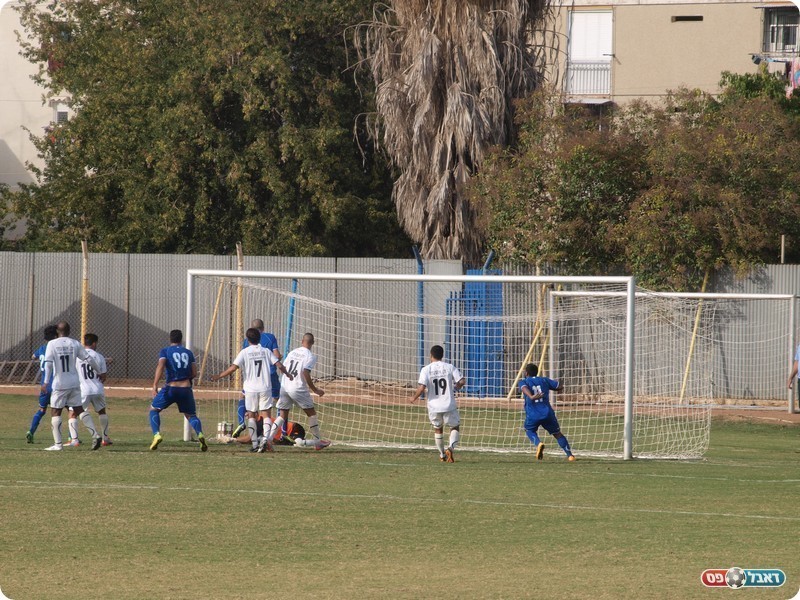 קשה לראות אבל רז מחבק את הכדור מעבר לקו (אלון יהודיוף)